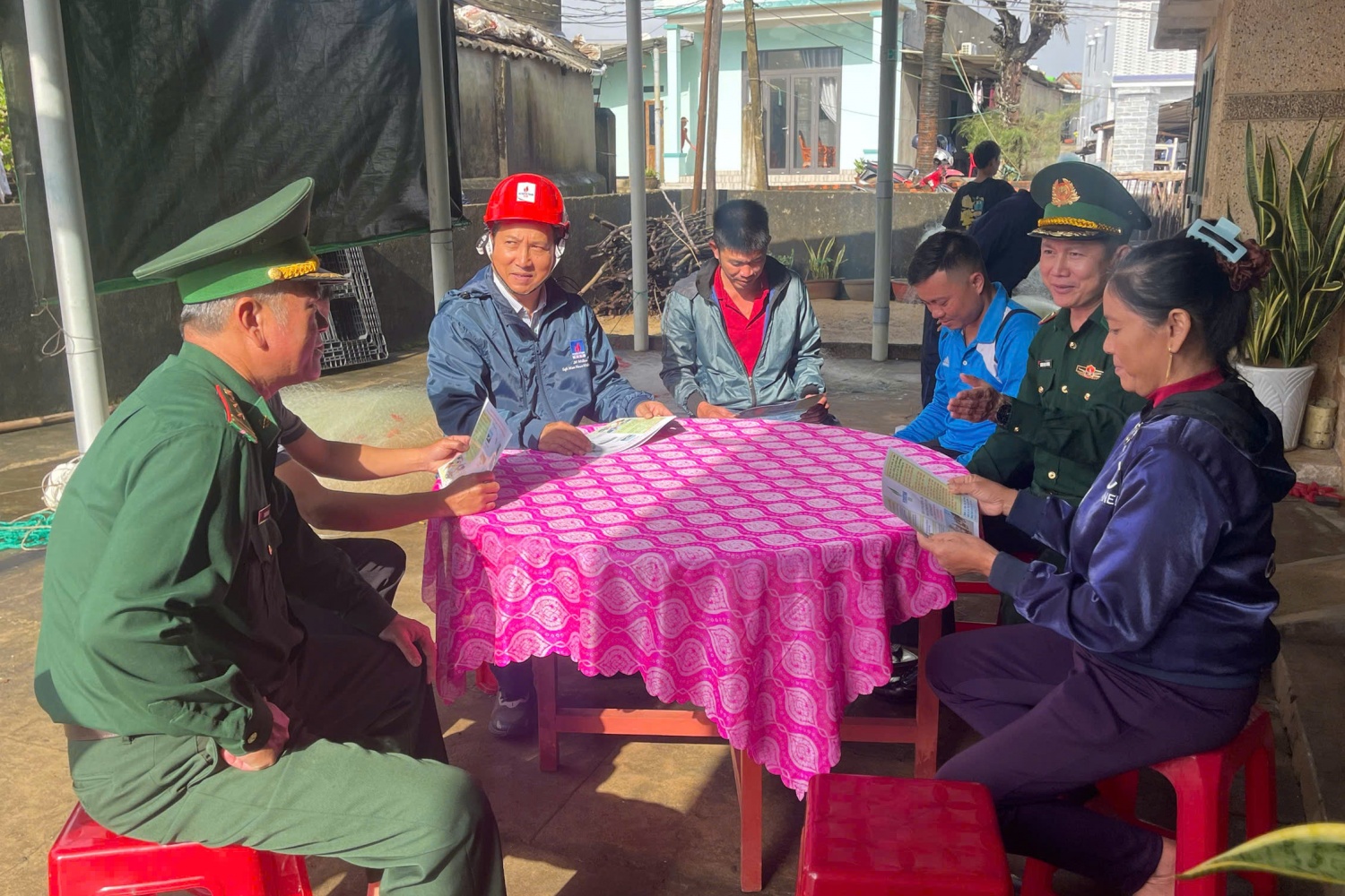 Ban An toàn Môi trường BSR tổ chức tuyên truyền trực tiếp đến các hộ gia đình ngư dân xã Vạn Tường, nâng cao nhận thức cộng đồng về bảo vệ an ninh và tài sản Nhà máy.
