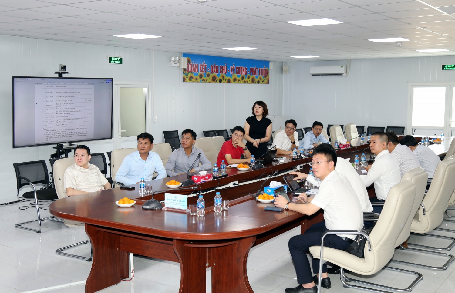 Đại diện PV Power báo cáo về công tác chuẩn bị cho Lễ khánh thành Dự án NMĐ Nhơn Trạch 3 và 4