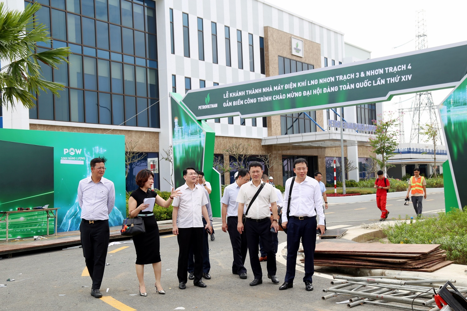 Đoàn công tác Petrovietnam kiểm tra khu vực sân khấu chính nơi diễn ra sự kiện
