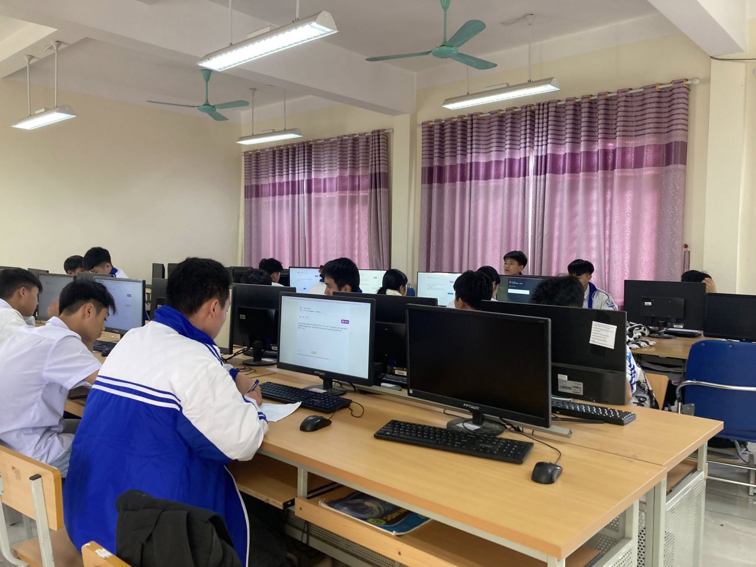 Trường THCS Tân Uyên tổ chức cho học sinh thi Violympic Toán.