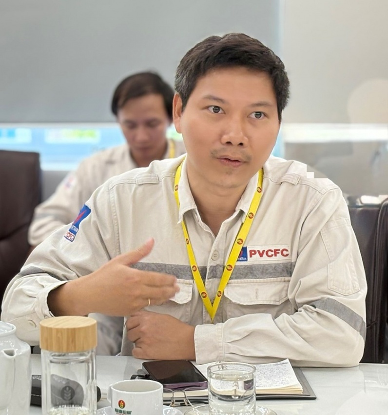 Kỹ sư Trần Đại Nghĩa - Quản đốc phân xưởng ure của nhà máy đạm Cà Mau trao đổi với báo chí. Ảnh: A.N