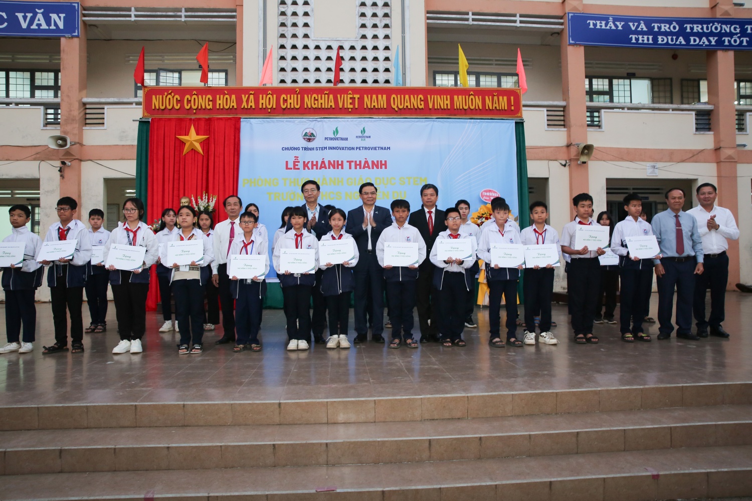 Đại diện UBND tỉnh Gia Lai, Petrovietnam và BSR trao tặng các phần quà cho các em học sinh có thành tích học tập xuất sắc tại trường THCS Nguyễn Du.