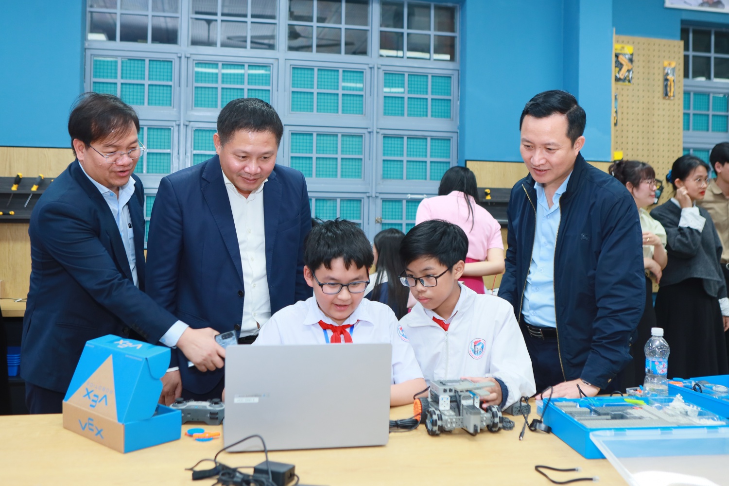 Chủ tịch HĐQT BSR Bùi Ngọc Dương cùng lãnh đạo, cán bộ BSR xem các em học sinh thực hành các nghiên cứu tại phòng STEM.
