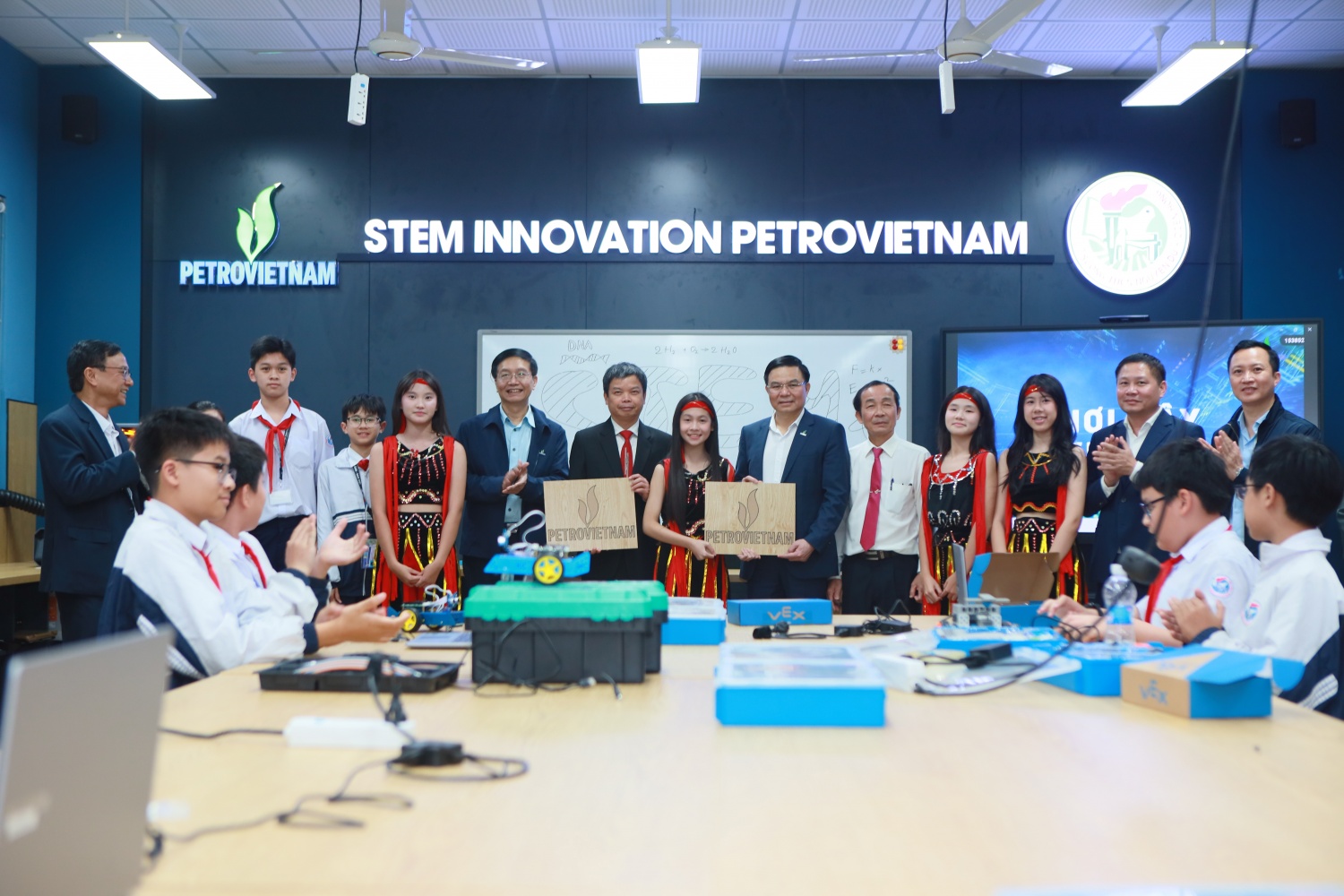 Lãnh đạo Petrovietnam nhận các sản phẩm lưu niệm do chính các em học sinh trường THCS Nguyễn Du chế tác từ các thiết bị, máy móc của phòng STEM.