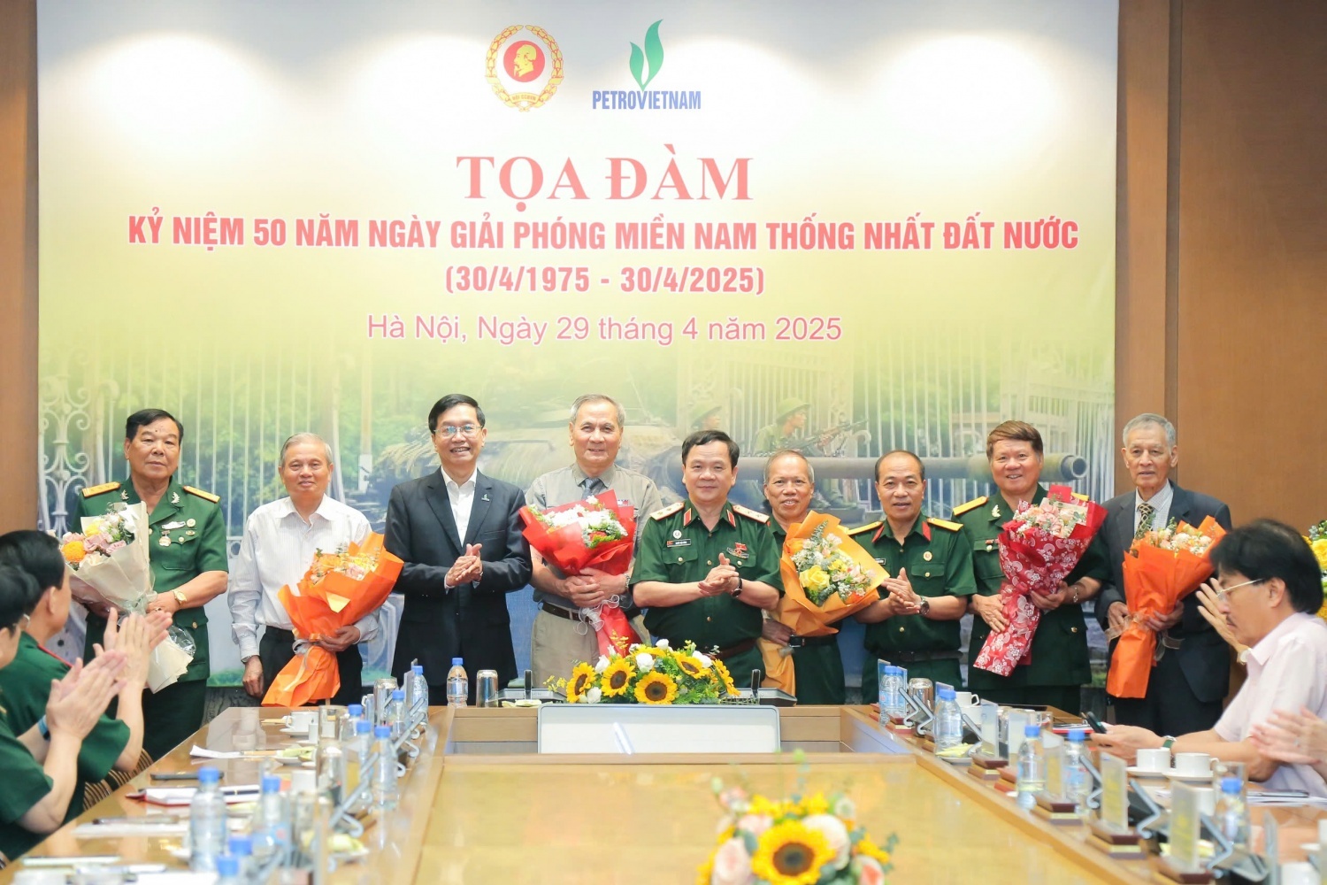 Hội CCB Petrovietnam tổ chức tọa đàm kỷ niệm 50 năm Ngày Giải phóng miền Nam, thống nhất đất nước. Ảnh: Đồng chí Khuất Việt Dũng – Phó Chủ tịch Hội CCB Việt Nam; đồng chí Trần Quang Dũng, Phó Bí thư Thường trực Đảng ủy Petrovietnam và đồng chí Phạm Quang Dũng – Chủ tịch Hội CCB Petrovietnam tri ân các CCB.