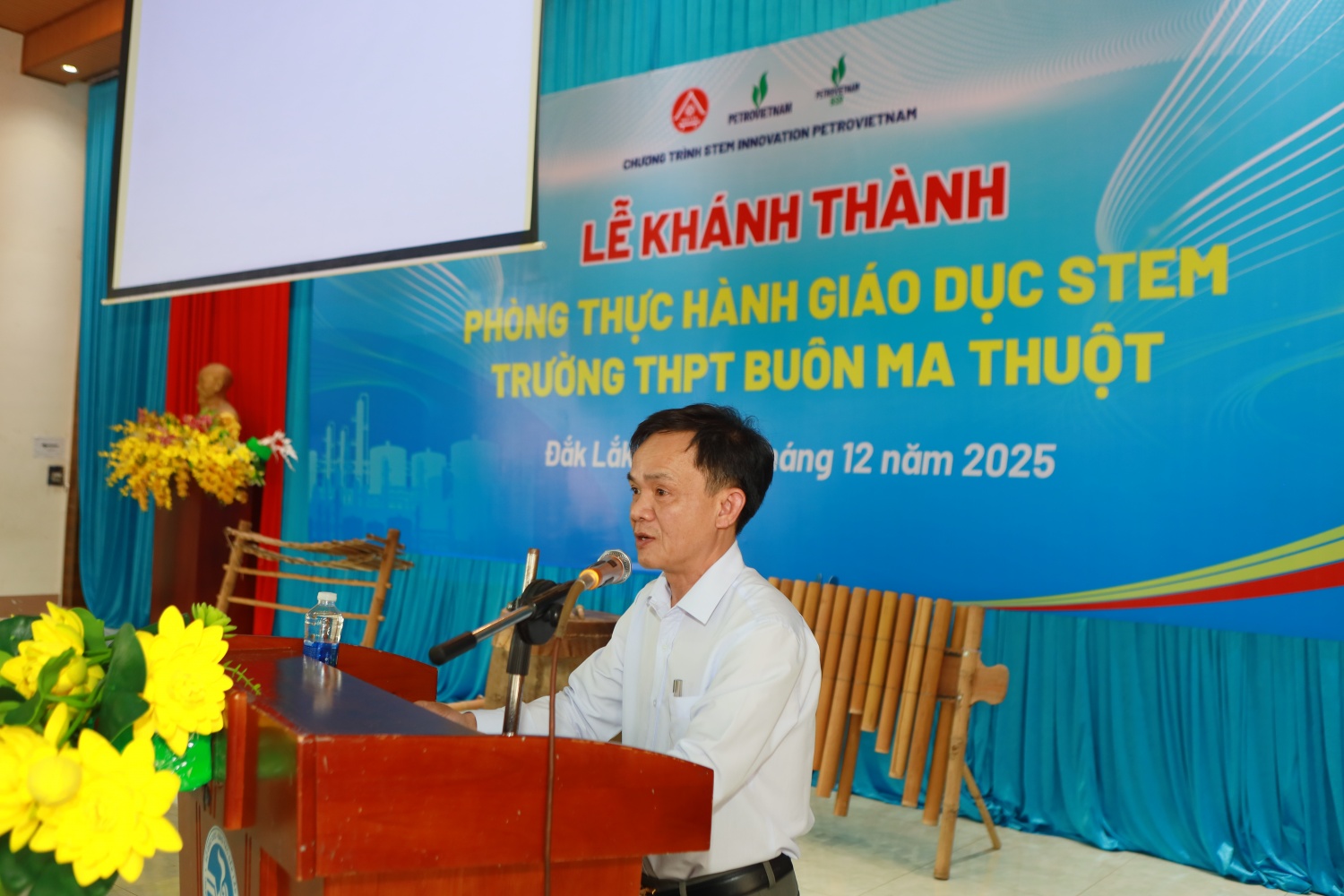 Đồng chí Phạm Huy Văn - Phó Giám đốc Sở Giáo dục và Đào tạo Đắk Lắk đánh giá cao tính thiết thực của phòng STEM đối với ngành Giáo dục, góp phần “ươm mầm tài năng” của các em học sinh trong lĩnh vực khoa học, công nghệ, kỹ thuật…