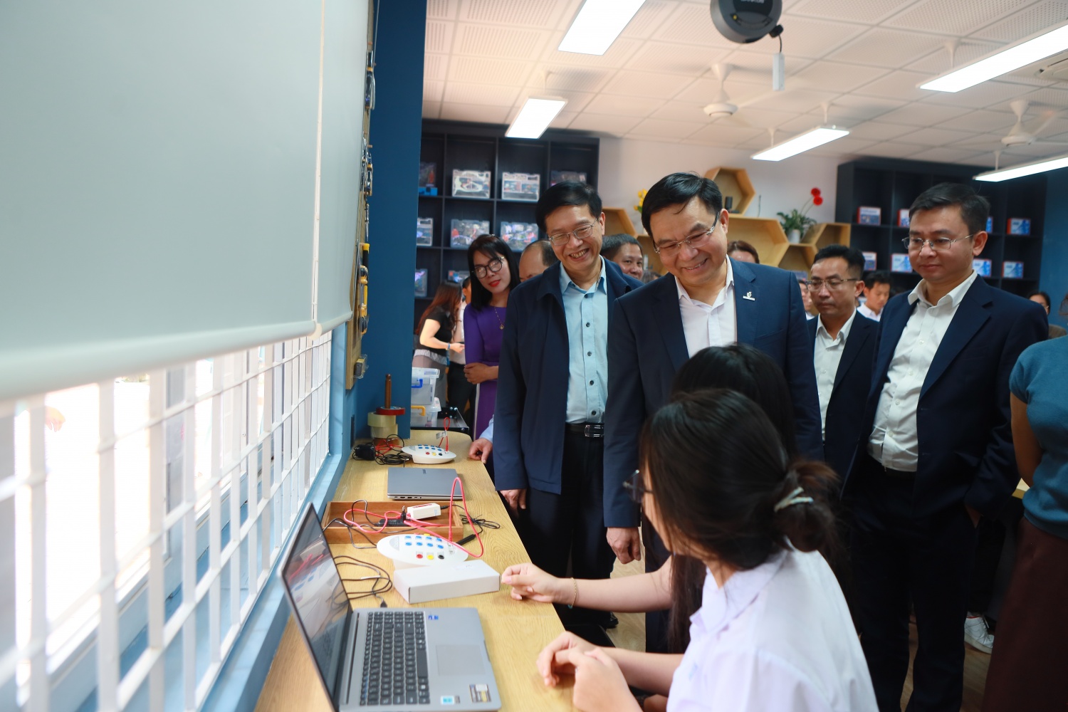 Các đại biểu tham quan và trò chuyện cùng các em học sinh tại phòng STEM của Trường THPT Buôn Ma Thuột.
