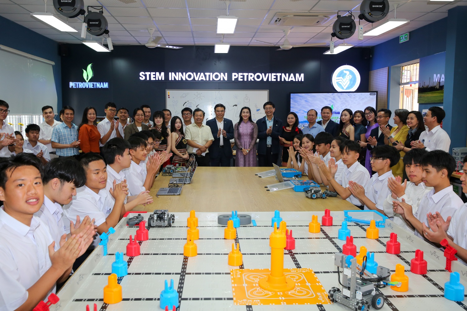 Các em học sinh tại trường THPT Buôn Ma Thuột chào đón đoàn đại biểu đến khánh thành và tham quan phòng STEM.