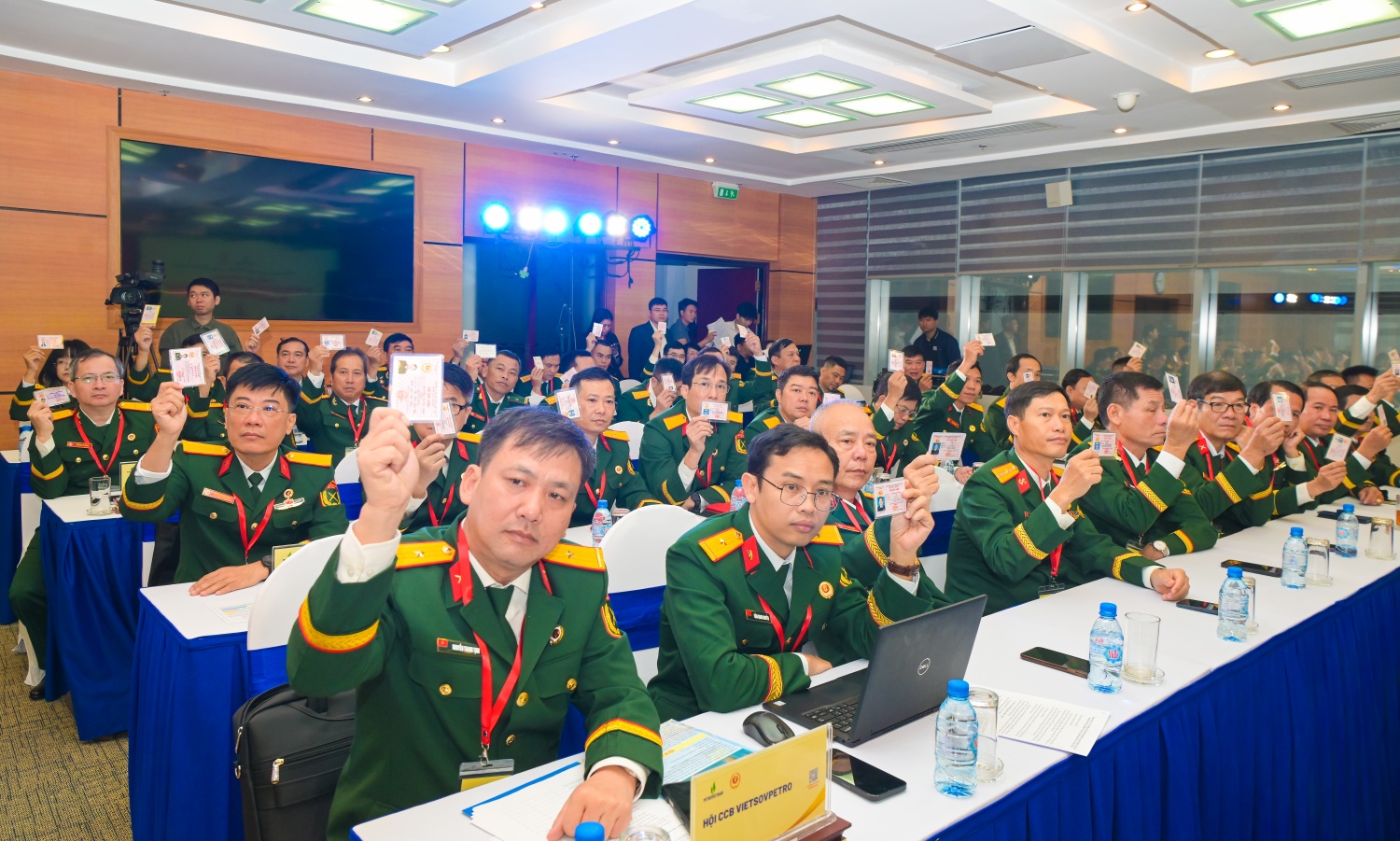 Các đại biểu biểu quyết tại Đại hội