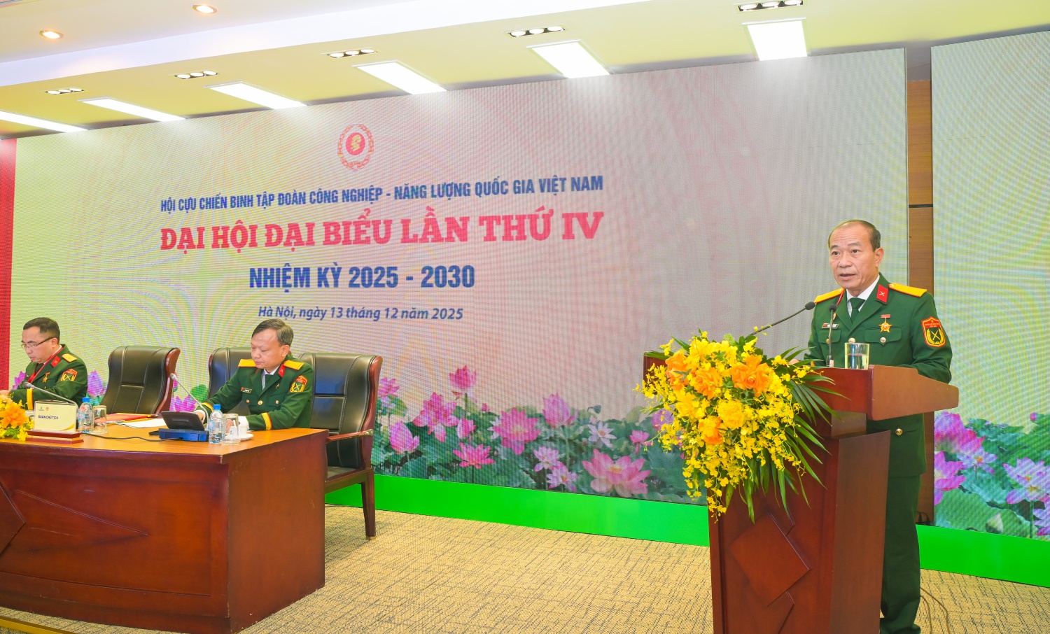 Đồng chí Phạm Quang Dũng, Ủy viên Ban Thường vụ Trung ương Hội CCB Việt Nam, Ủy viên Ban Thường vụ Đảng ủy, Chủ tịch Hội CCB Tập đoàn trình bày báo cáo tại Đại hội