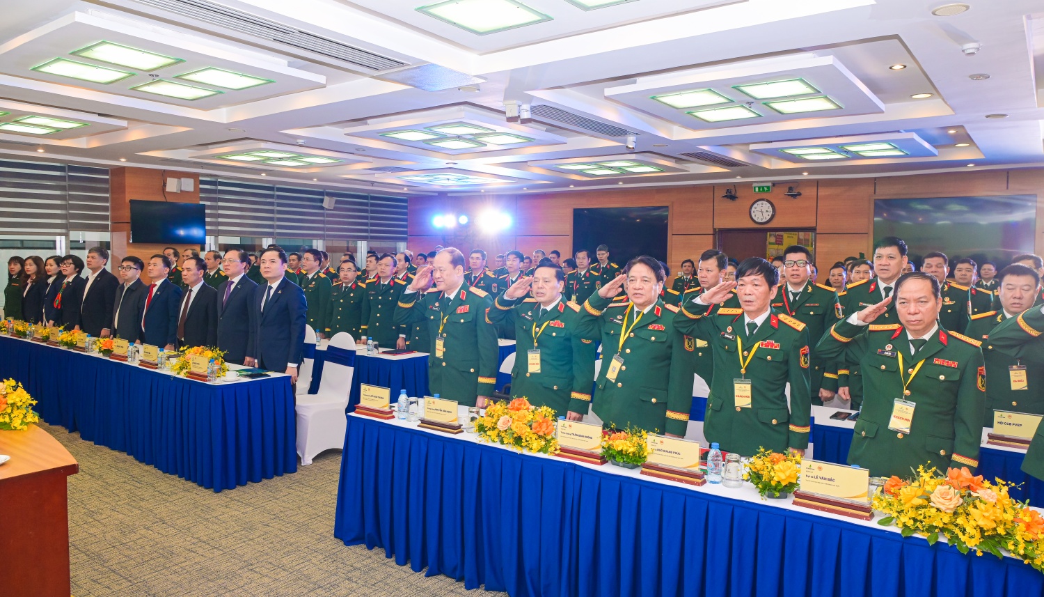 Các đại biểu thực hiện nghi thức chào cờ