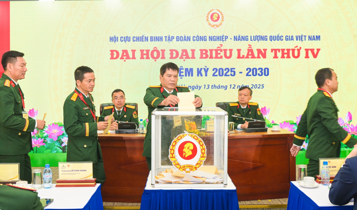 Các đại biểu bỏ phiếu bầu cử tại Đại hội
