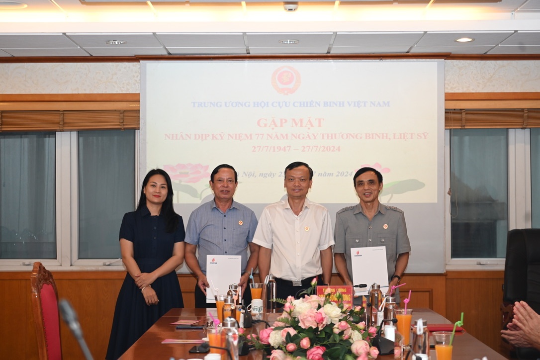 Hội CCB Petrovietnam tặng quà các thương binh tại Trung ương Hội CCB Việt Nam.