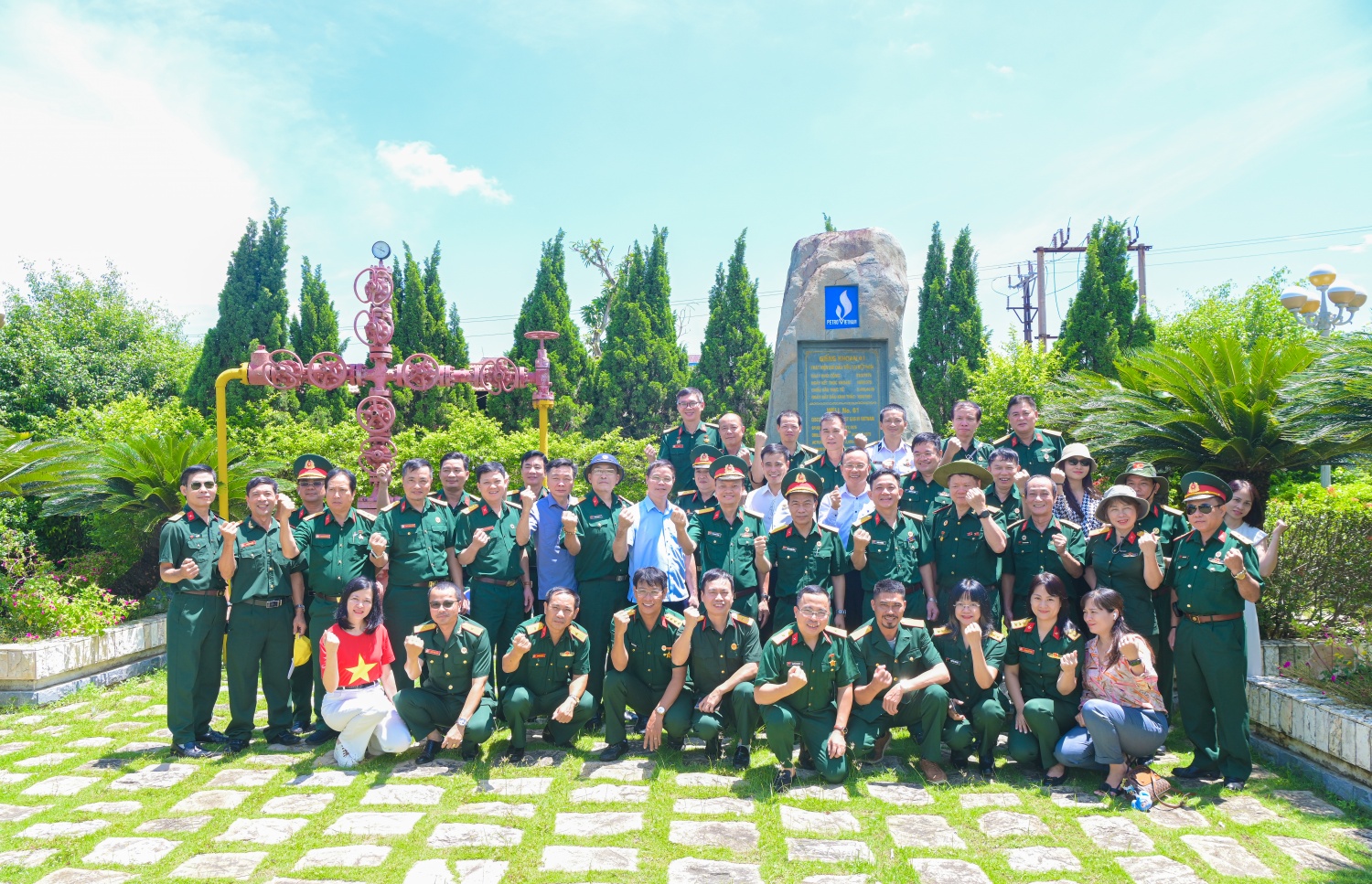 Hội CCB Petrovietnam tham quan Khu lưu niệm Dầu khí Tiền Hải.