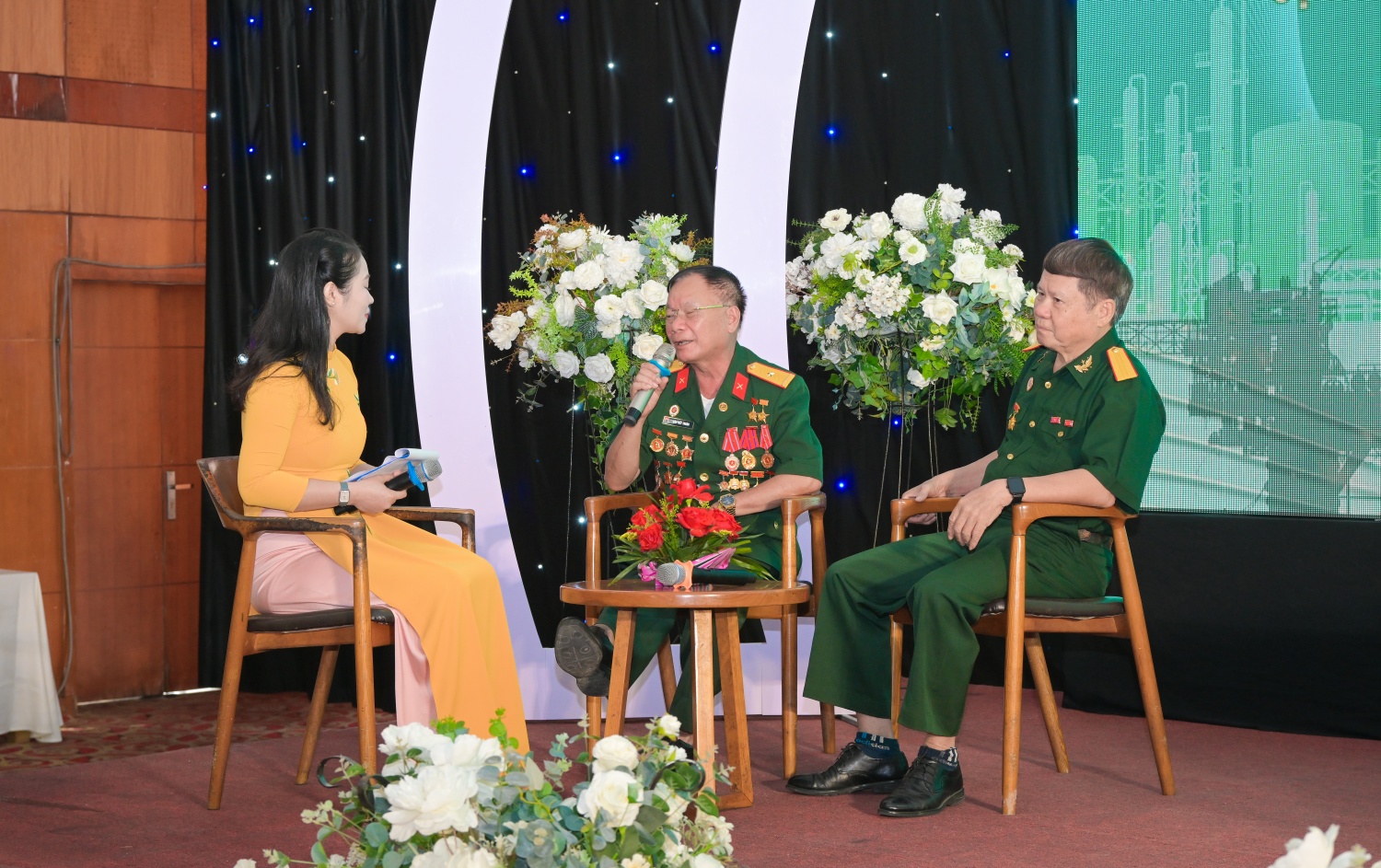 Anh hùng Lao động, CCB, thương binh Đào Viết Thoàn và đồng chí Lê Xuân Vệ, Trưởng Ban Tổ chức và Phát triển hội viên Hội Dầu khí Việt Nam, nguyên Phó Chủ tịch Hội CCB Petrovietnam chia sẻ câu chuyện về những ngày đầu gian khó sau Cách mạng Tháng Tám thành công, về ý chí của người lính Cụ Hồ - kiên cường, dám nghĩ, dám làm, dám thử thách bản thân trong những lĩnh vực mới.