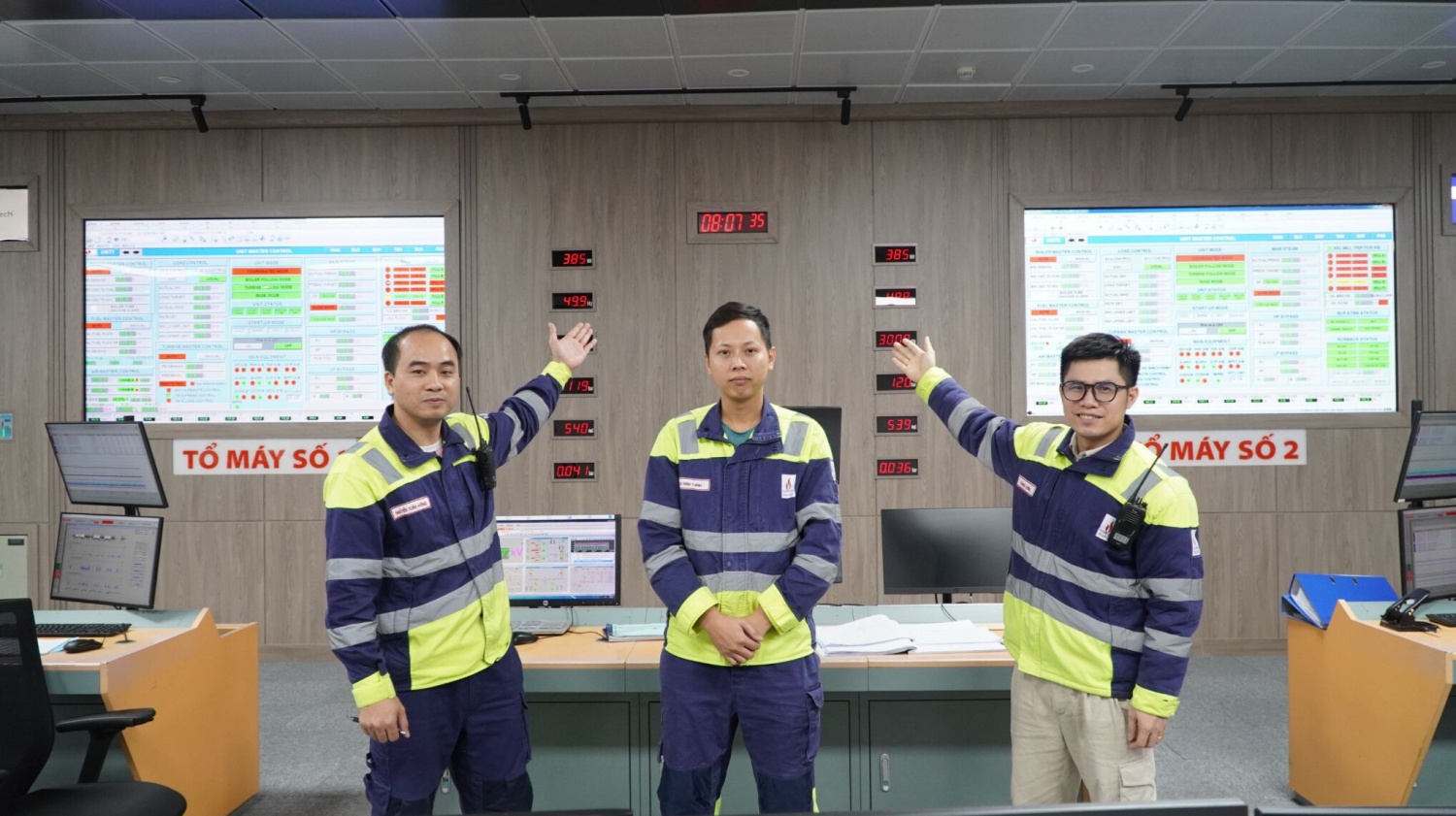 Cán bộ, kỹ sư NMNĐ Thái Bình 2 tự hào khi thực hiện vượt mốc 15 tỷ kWh điện.