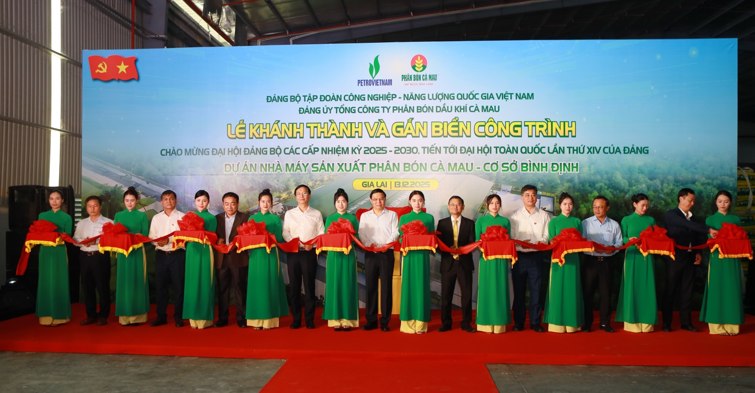 Lãnh đạo tỉnh Gia Lai, Petrovietnam và PVCFC thực hiện nghi thức cắt băng khánh thành Nhà máy Sản xuất Phân bón – Cơ sở Bình Định.