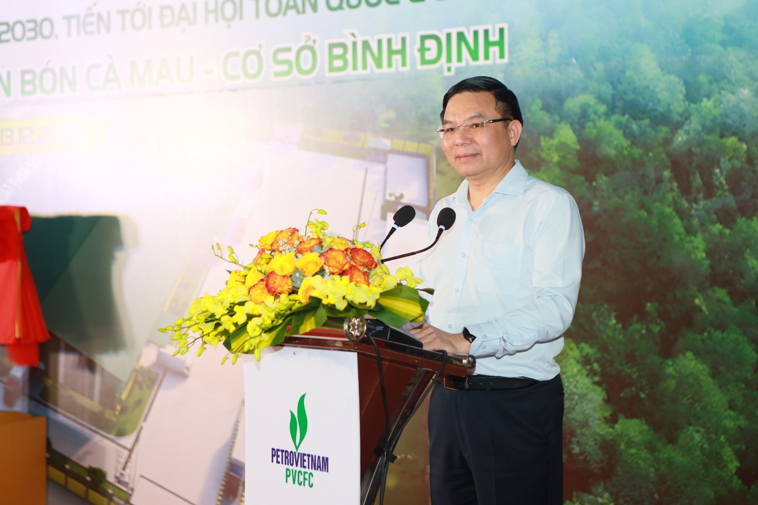 Đồng chí Lê Mạnh Hùng – Bí thư Đảng ủy, Chủ tịch HĐTV Petrovietnam nhấn mạnh việc tiếp tục củng cố, nâng cao năng lực kinh doanh; nghiên cứu thị trường, liên kết với các đơn vị thành viên thuộc Petrovietnam và tăng cường đa dạng hóa các sản phẩm phù hợp.