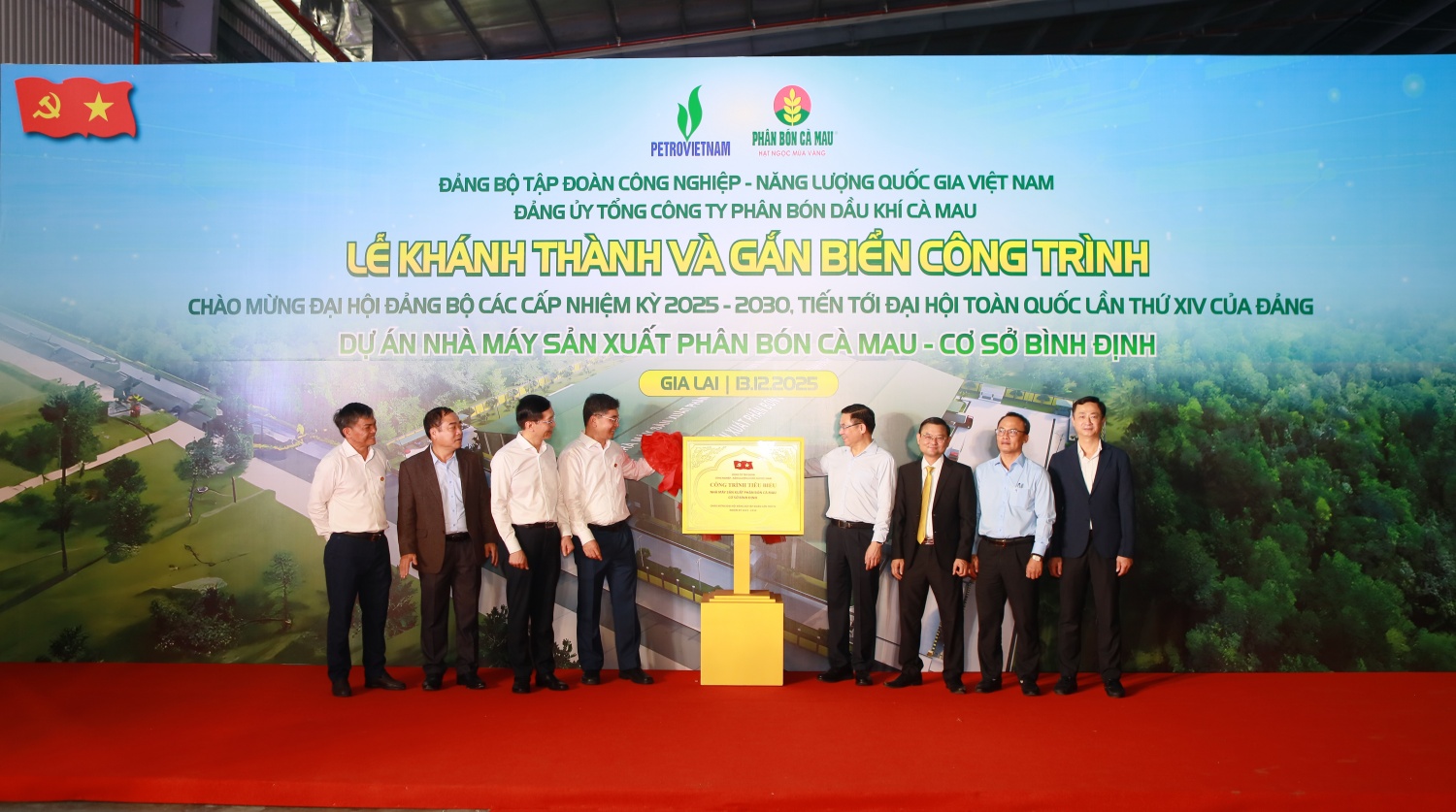 Các đại biểu thực hiện nghi thức gắn biển công trình chào mừng Đại hội Đảng bộ các cấp nhiệm kỳ 2025 – 2030, tiến tới Đại hội Đảng bộ toàn quốc lần thứ XIV.