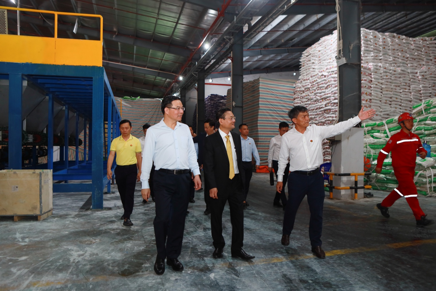 Đồng chí Văn Tiến Thanh – Phó Bí thư Đảng ủy, Tổng Giám đốc PVCFC giới thiệu hoạt động của Nhà máy với các đại biểu.