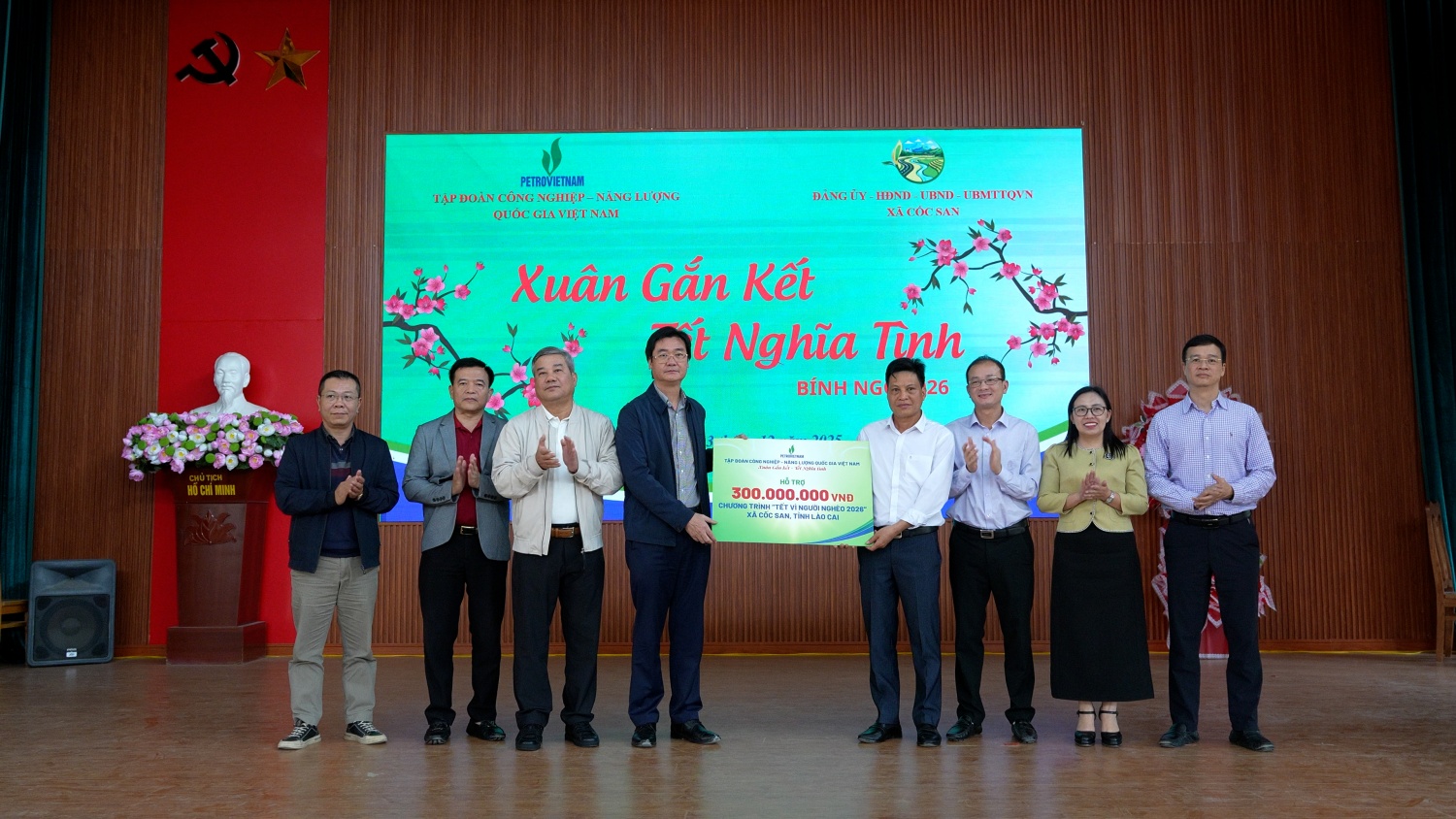 Cũng nhân dịp này, đoàn công tác Petrovietnam đã trao hỗ trợ 300 triệu đồng cho xã Cốc San nhằm chăm lo Tết cho các hộ nghèo, hộ gia đình có hoàn cảnh khó khăn trong dịp Tết Bình Ngọ 2026, góp phần mang đến một mùa Xuân ấm áp, đủ đầy hơn cho bà con.