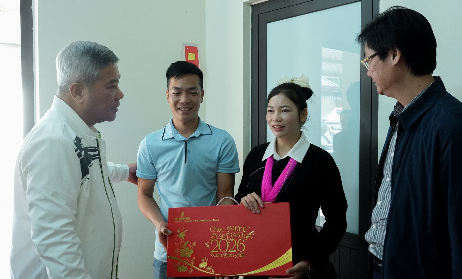 Nhân dịp này, người lao động Petrovietnam đến thăm bà con không chỉ để nhìn lại kết quả tái thiết, mà còn để tiếp tục thể hiện sự quan tâm, sẻ chia nghĩa tình. Đồng chí Đỗ Chí Thanh - Phó Tổng giám đốc Petrovietnam làm trưởng đoàn công tác cùng đồng chí Nguyễn Mạnh Kha - Phó Chủ tịch phụ trách Công đoàn Petrovietnam đã trực tiếp đến thăm hỏi và trao quà cho bà con thôn Kho Vàng.