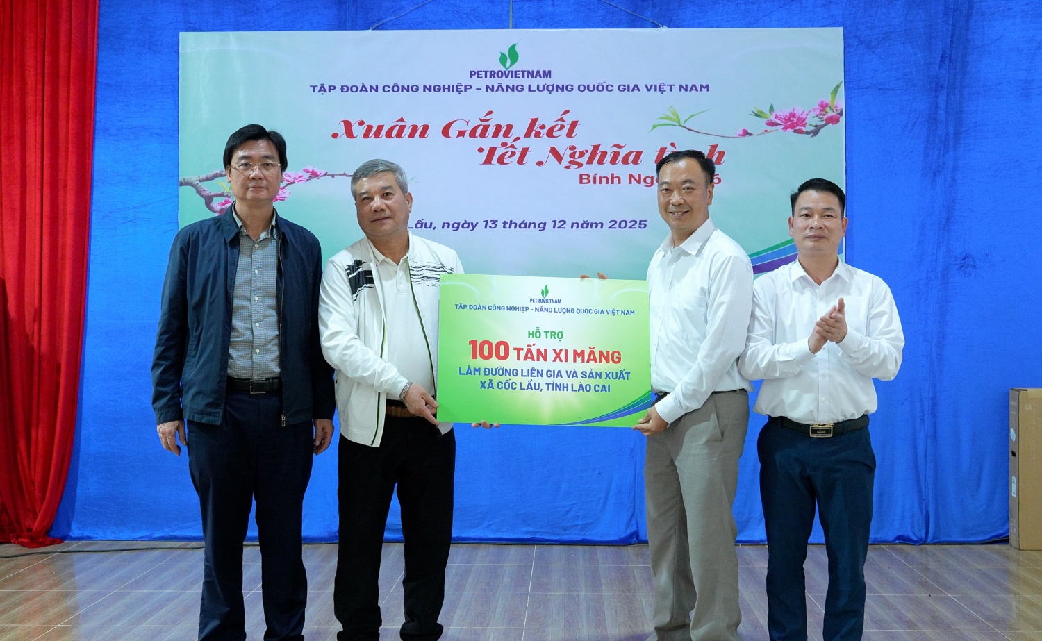 Đồng thời cũng ủng hộ 100 tấn xi măng cho chính quyền xã Cốc Lầu nhằm góp phần cải thiện, xây dựng hệ thống đường giao thông nông thôn, phục vụ phát triển kinh tế – xã hội địa phương.