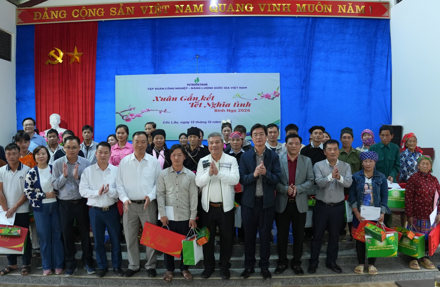 Tại Nhà văn hóa thôn Kho Vàng, đoàn công tác Petrovietnam đã trao quà cho đại diện 35 hộ dân.