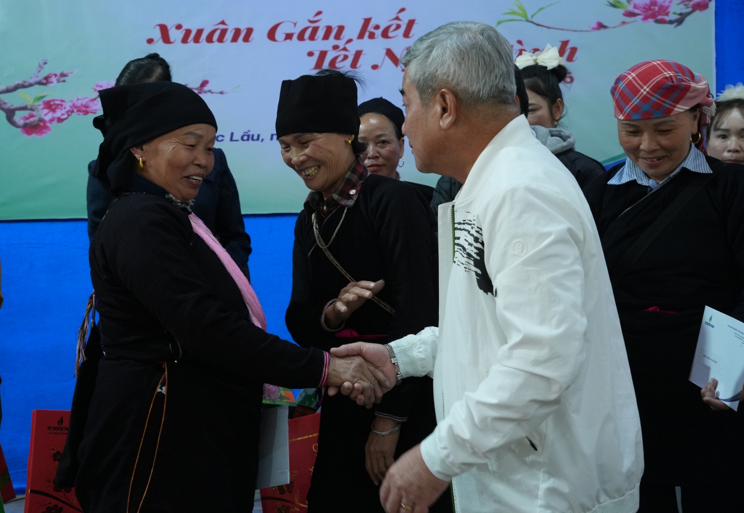 Những nụ cười, ánh mắt lạc quan và sự đón tiếp chân thành dành cho đoàn công tác đó chính là minh chứng sinh động cho hiệu quả của những hành động sẻ chia kịp thời, đúng lúc và đầy trách nhiệm của Petrovietnam
