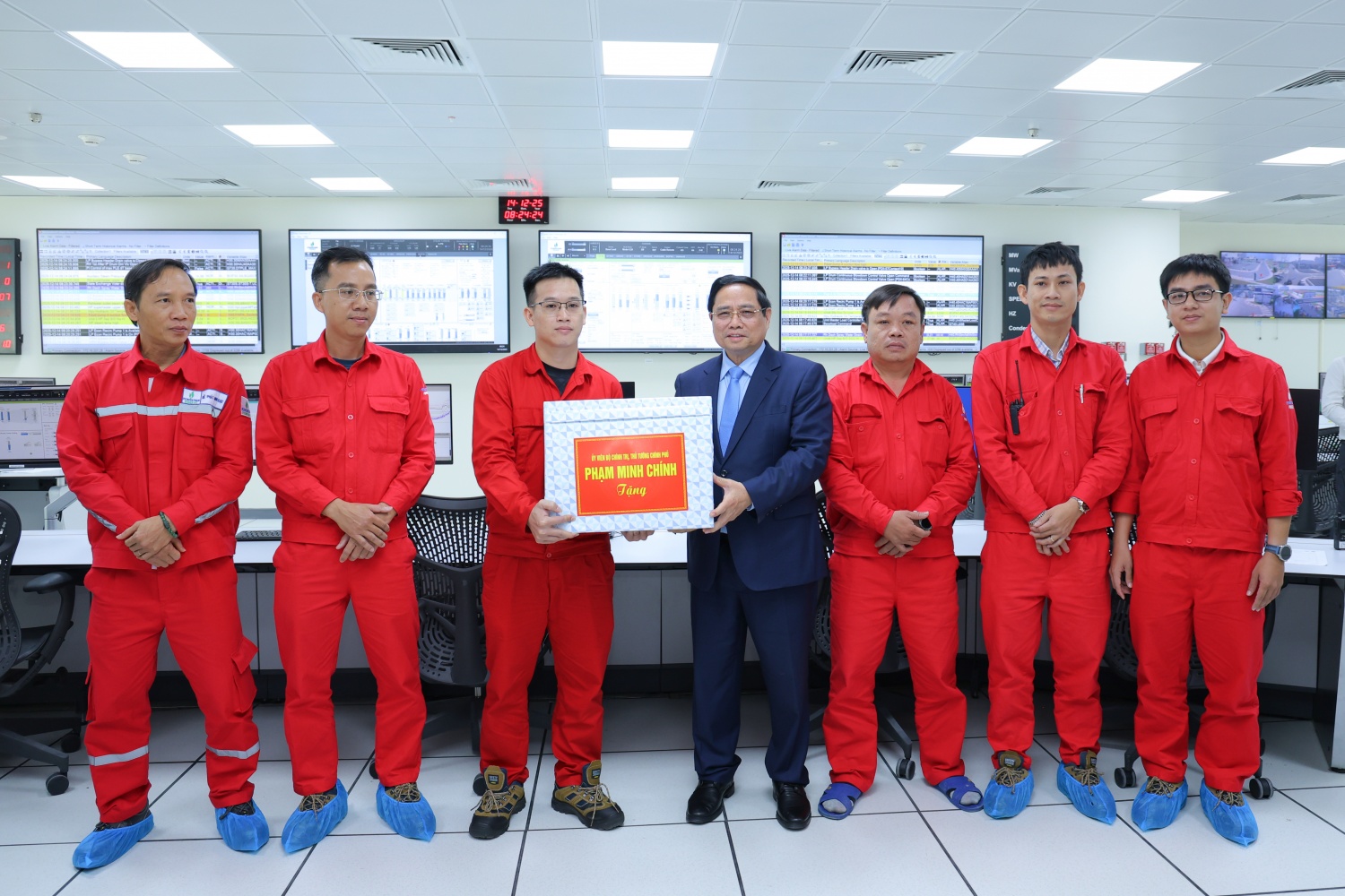Thủ tướng Phạm Minh Chính tặng quà động viên người lao động PV Power làm việc tại phòng điều khiển trung tâm
