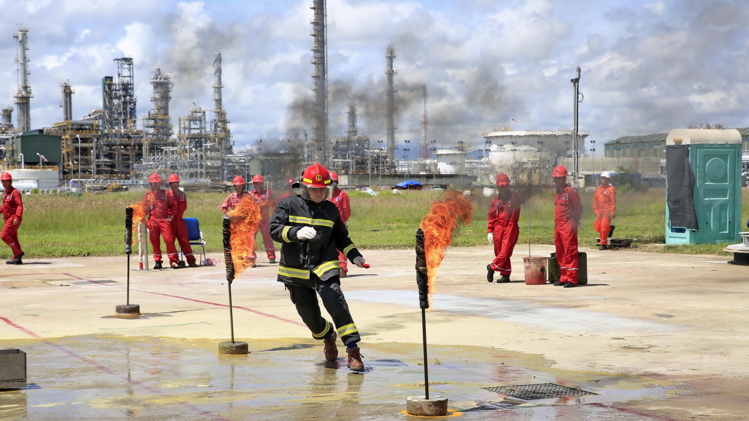 Trong năm 2025, NMLD Dung Quất đã chính thức cán mốc 54 triệu giờ công an toàn, không có tai nạn mất ngày công - một thành tích vượt trội, khẳng định văn hóa an toàn đã thấm sâu vào từng quy trình, từng hành vi và từng quyết định của mỗi người lao động. Thành quả này không chỉ phản ánh sự tuân thủ nghiêm ngặt các quy trình kỹ thuật, mà còn thể hiện sự chủ động nhận diện rủi ro, áp dụng công nghệ thông tin vào công tác kiểm định - bảo dưỡng, nâng cấp hệ thống giám sát.