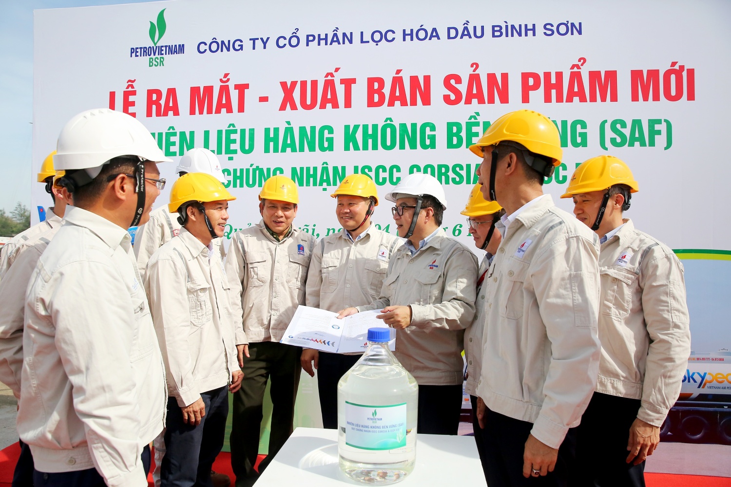 Những bước tiến đầu tiên trên con đường phát triển năng lượng bền vững. BSR đã sản xuất và thử nghiệm thành công nhiên liệu hàng không bền vững (SAF) và xăng sinh học E10 RON 95, bắt đầu hành trình chuyển đổi năng lượng sạch và phát triển các sản phẩm thân thiện môi trường. Thành công này không chỉ chứng minh năng lực làm chủ công nghệ mới, mà còn mở ra hướng đi chiến lược cho hệ sinh thái sản phẩm giá trị cao trong tương lai, ghi danh BSR vào Top 10 Doanh nghiệp ESG Việt Nam Xanh 2025.