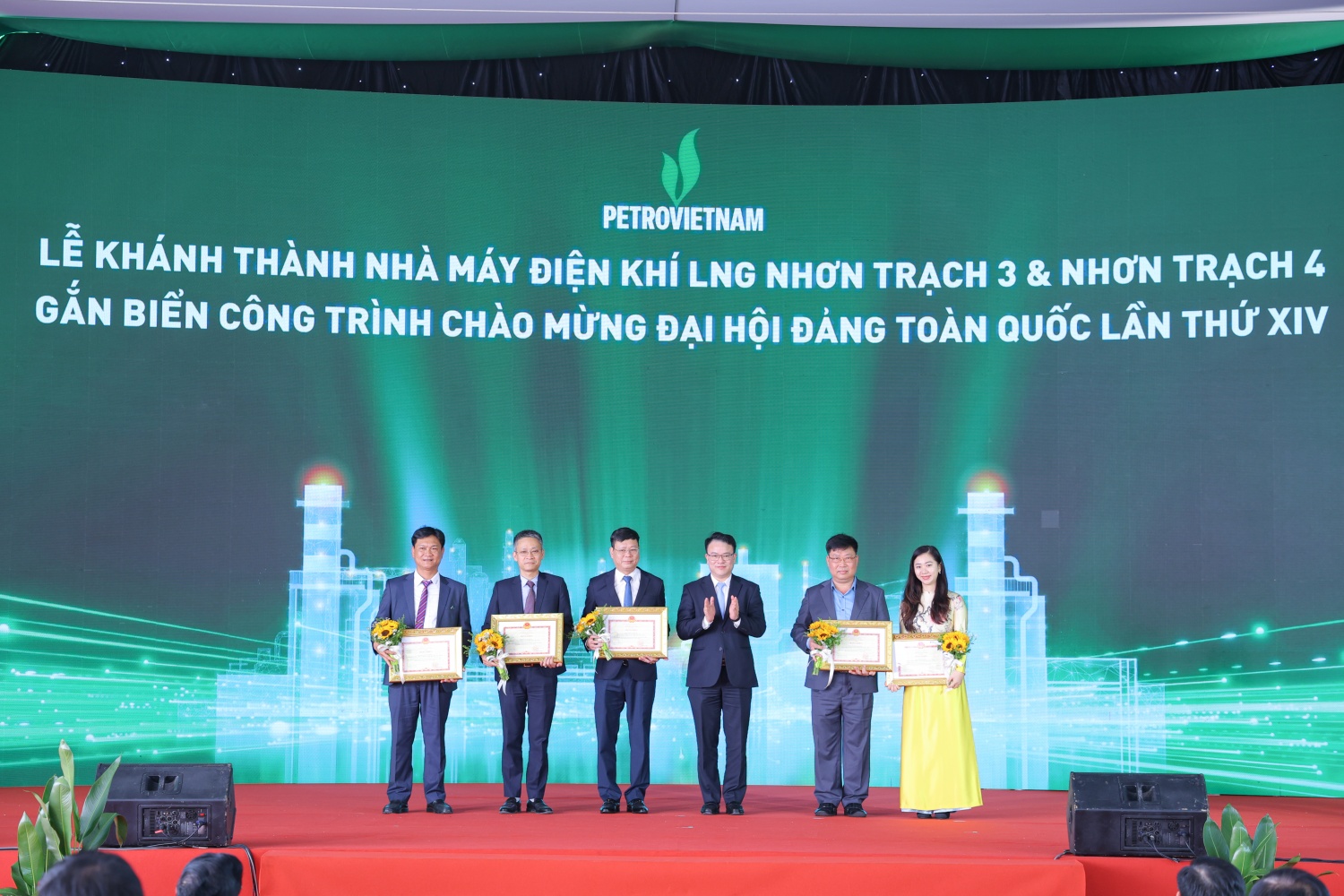 Đại diện các tập thể của PV Power nhận Bằng khen của Bộ Tài chính