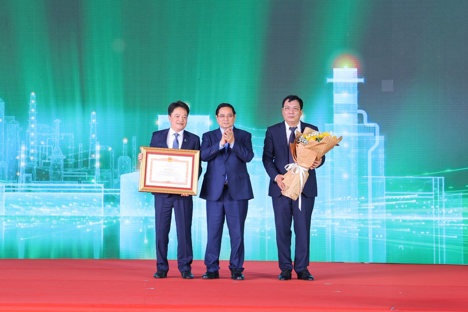 Thủ tướng Phạm Minh Chính tặng Bằng khen của Thủ tướng cho PV Power vì đã có thành tích xuất sắc trong triển khai dự án Nhà máy điện khí LNG đầu tiên tại Việt Nam.