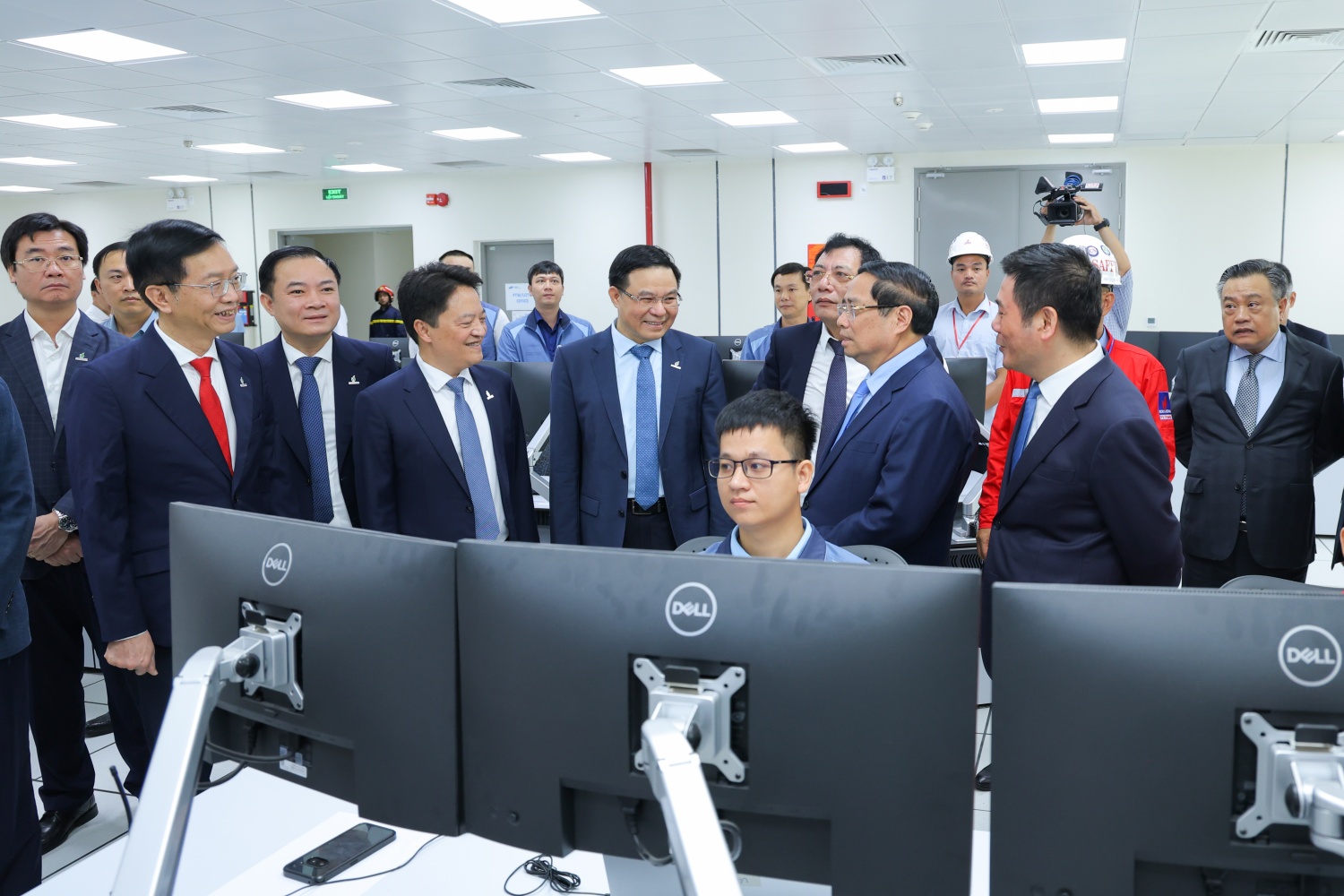 Thủ tướng đánh giá, việc đưa vào vận hành tổ hợp Nhà máy điện khí LNG Nhơn Trạch 3&4, với sản lượng hơn 9 tỷ kWh mỗi năm, đã đặt nền móng cho thị trường điện khí LNG của Việt Nam, góp phần hình thành nguồn điện chủ động, ổn định và sạch hơn cho hệ thống.