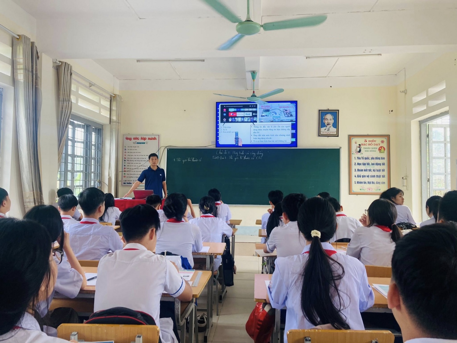Một tiết học về máy tính và cộng đồng của thầy trò Trường THCS Tân Uyên (tỉnh Lai Châu).