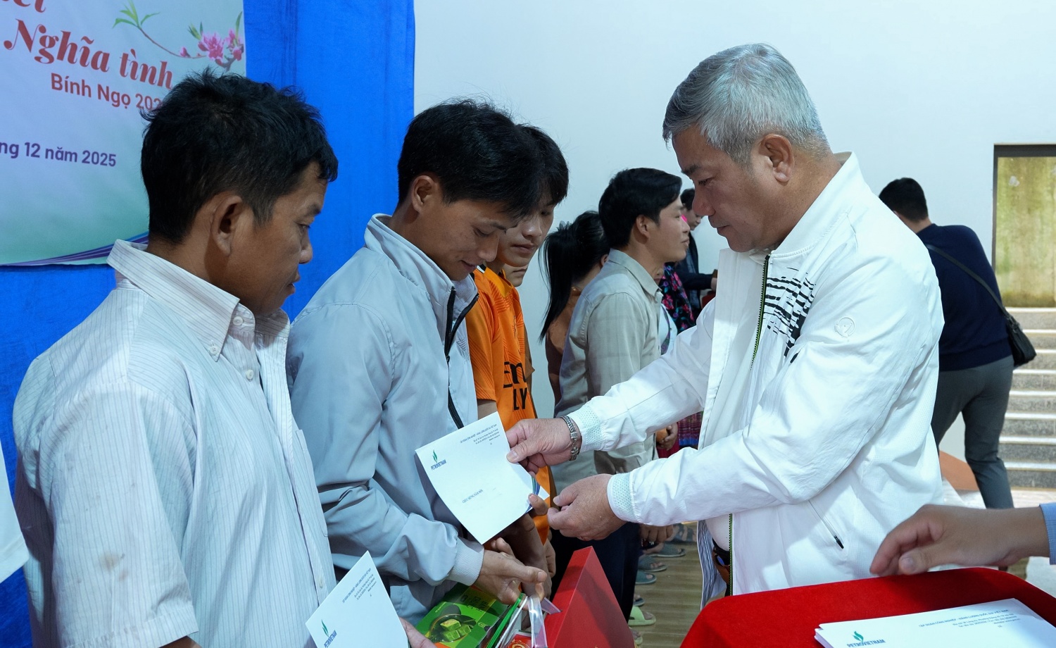 Ông Đỗ Chí Thanh trao quà hỗ trợ cho đại diện 35 hộ dân thôn Kho Vàng