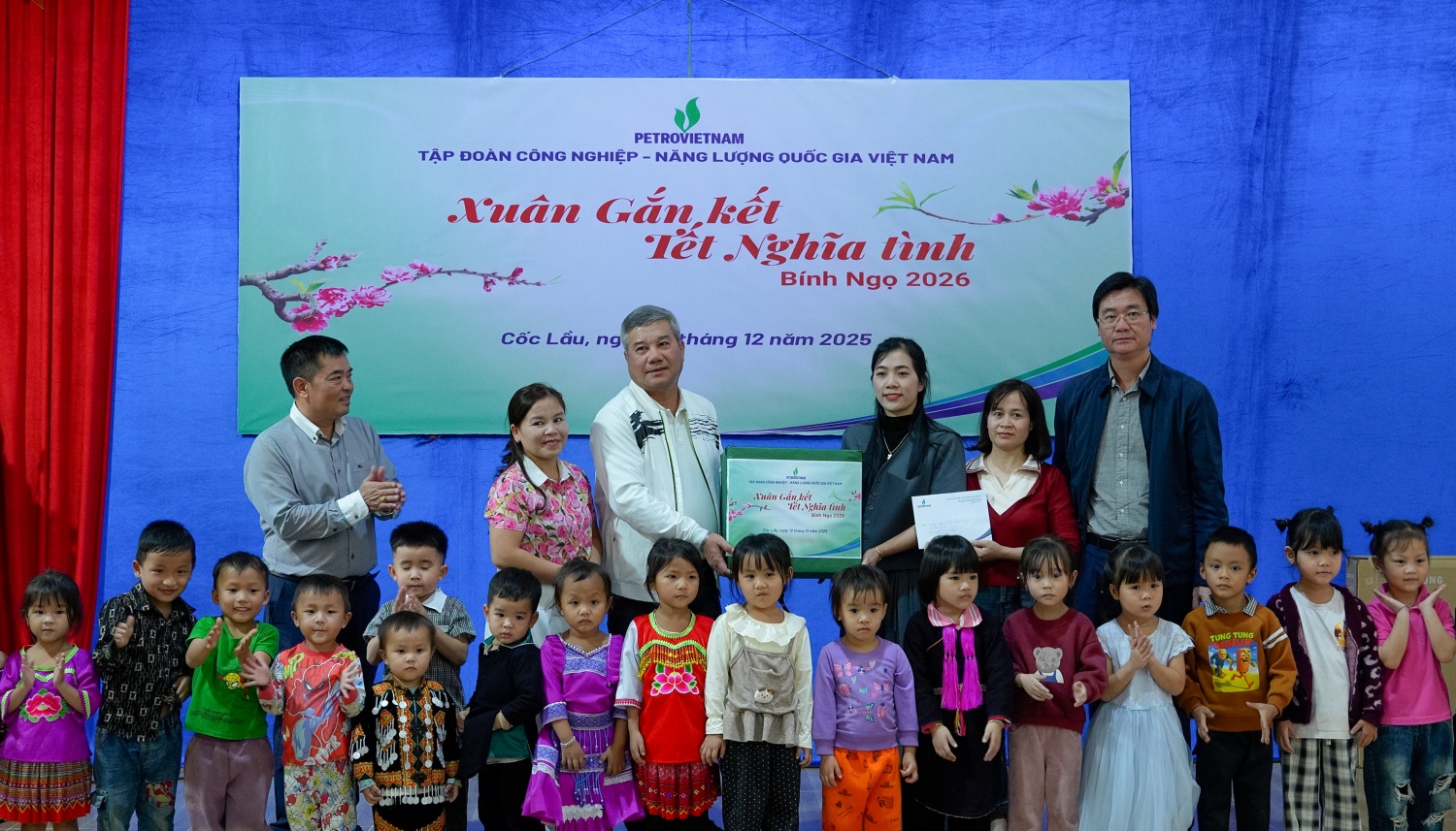 Đoàn công tác Petorvietnam trao quà cho đại diện 35 hộ dân, tặng quà cho các cô giáo và học sinh tại điểm trường mầm non thôn Kho Vàng, đồng thời ủng hộ 100 tấn xi măng cho chính quyền xã Cốc Lầu