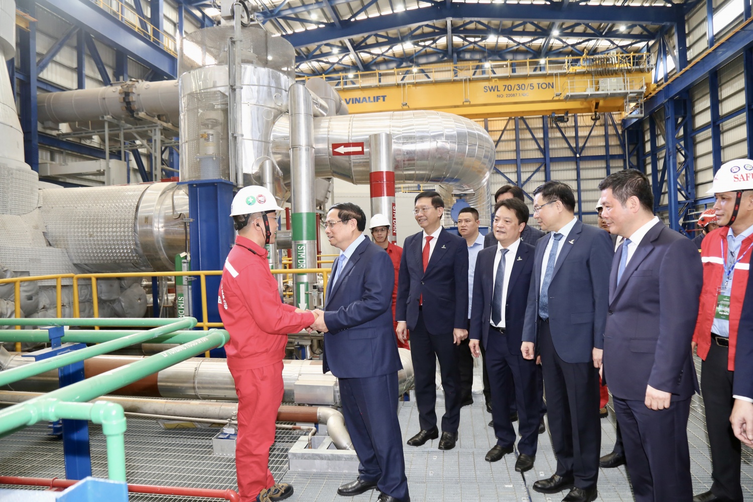 Thủ tướng Phạm Minh Chính thăm hỏi, động viên người lao động PV Power tại Nhà máy điện Nhơn Trạch 3.