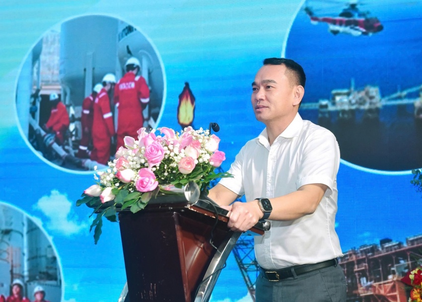 Ông Dương Trí Hội - Tổng Giám đốc PVChem chúc mừng cán bộ, nhân viên DMC tại Lễ kỷ niệm.