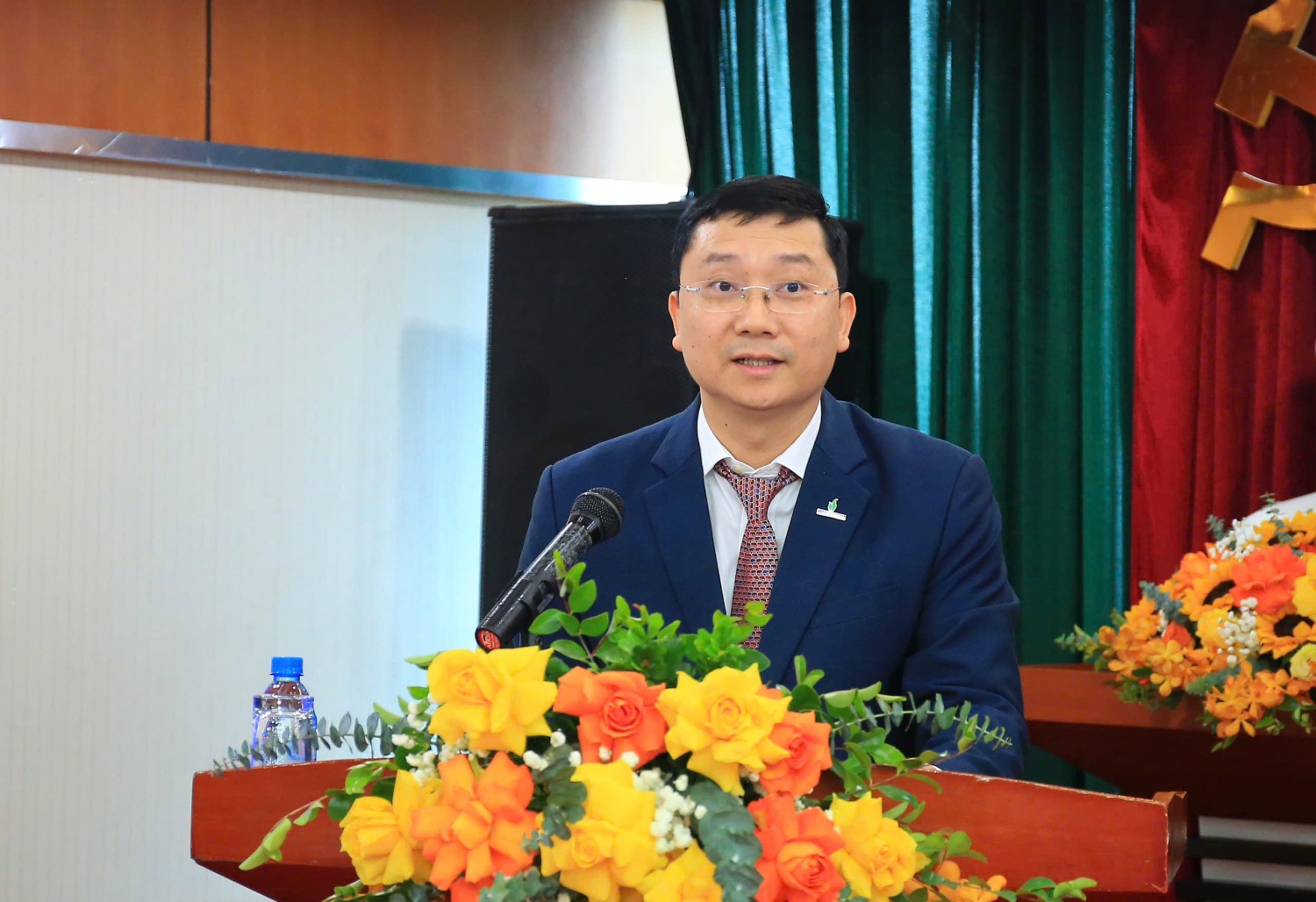 TS Nguyễn Văn Tư - Phó Viện trưởng phụ trách VPI trình bày Báo cáo kết quả thực hiện kế hoạch năm 2025 và triển khai kế hoạch năm 2026 tại Hội nghị.
