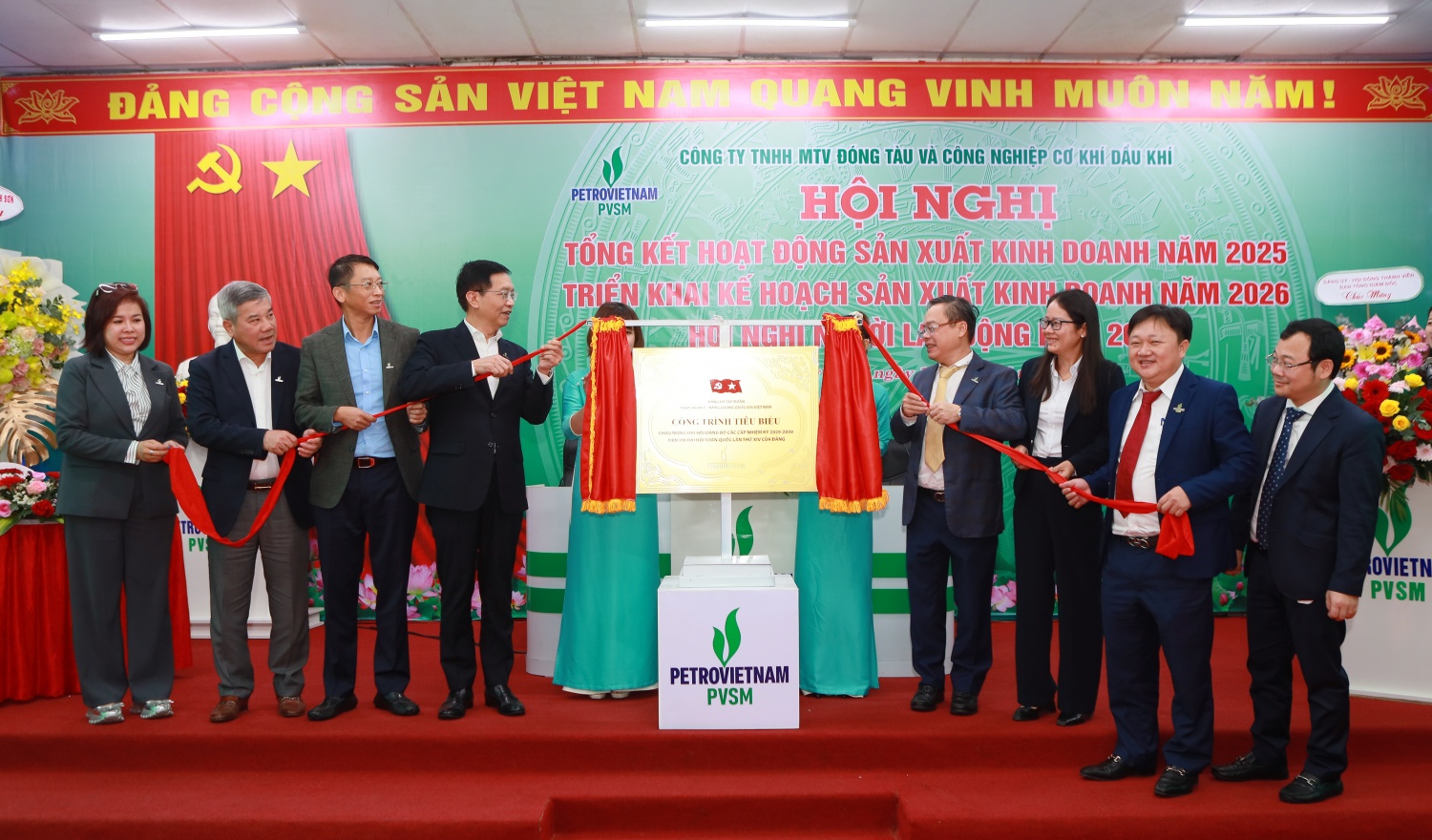 Lãnh đạo Petrovietnam và PVSM thực hiện nghi thức gắn biển công trình tiêu biểu để chào mừng Đại hội Đại biểu các cấp, tiến tới Đại hội đại biểu toàn quốc lần thứ XIV của Đảng 