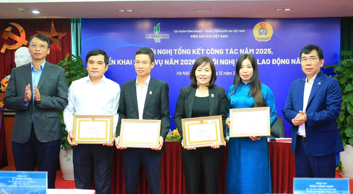 Lãnh đạo Petrovietnam trao tặng giấy khen của Tổng Giám đốc Petrovietnam cho các tập thể của VPI có thành tích xuất sắc trong năm 2025.