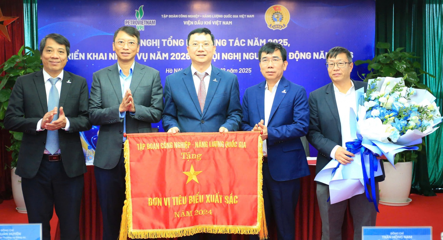 Lãnh đạo Petrovietnam trao tặng Cờ thi đua đơn vị tiêu biểu xuất sắc cho VPI.