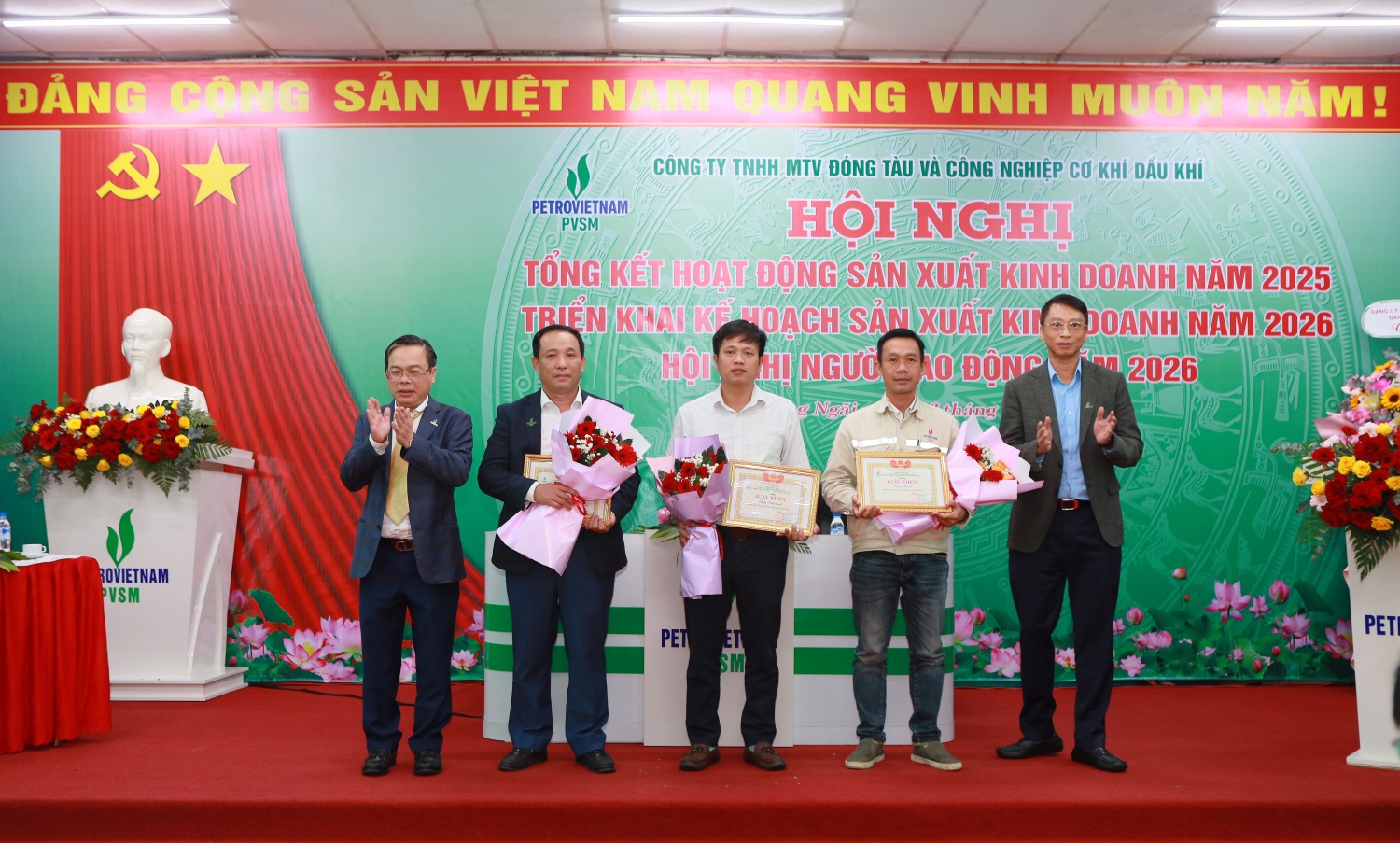 Đồng chí Trần Hồng Nam - Thành viên HĐTV Petrovietnam và đồng chí Nguyễn Anh Minh - Tổng Giám đốc PVSM trao giấy khen cho đại diện các tập thể đạt thành tích xuất sắc trong việc đóng góp vào hoạt động SXKD của đơn vị.