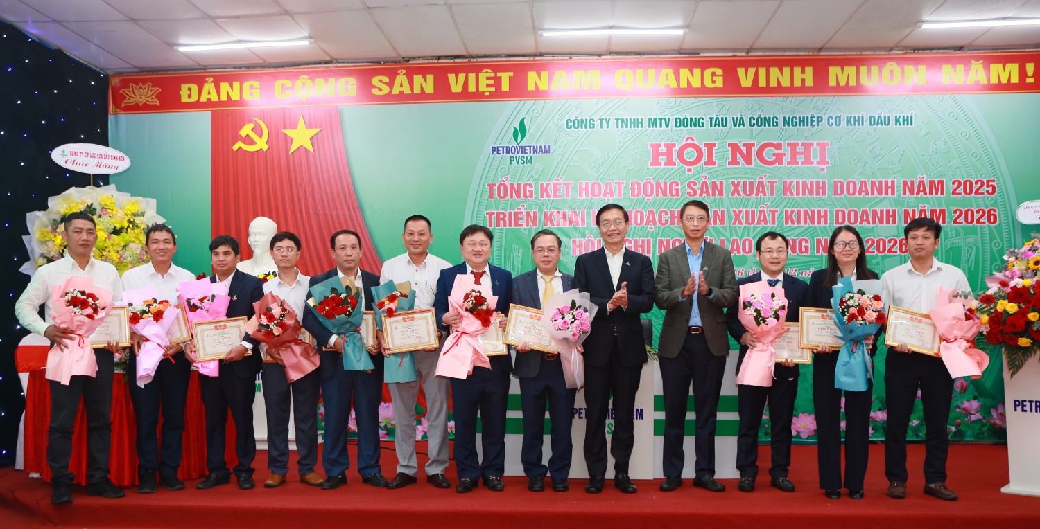 Đồng chí Trần Quang Dũng - Phó Bí thư Thường trực Đảng ủy Tập đoàn và đồng chí Trần Hồng Nam - Thành viên HĐTV Tập đoàn trao tặng giấy khen cho các 