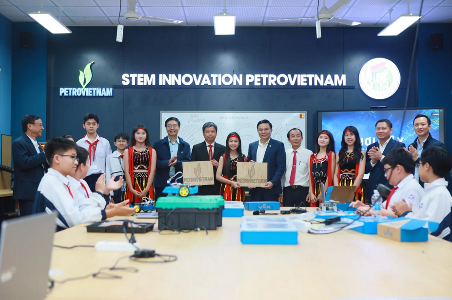 Petrovietnam's STEM Innovation contributes to promoting modern education and developing human resources in science and technology.
