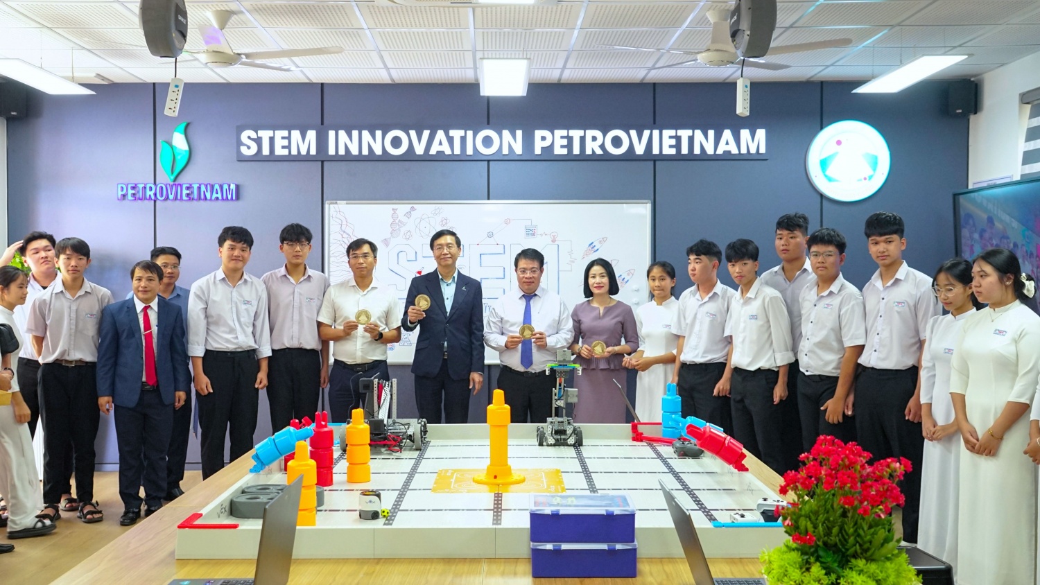 Các đại biểu tham quan phòng STEM vừa được khánh thành tại Trường THPT Đạm Ri.