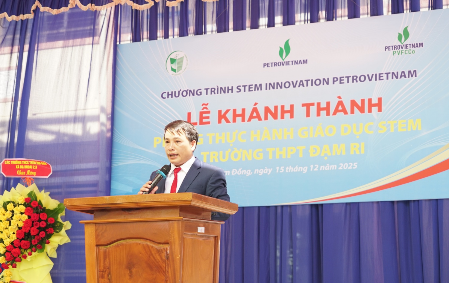 Thầy Trần Thanh Liêm - Hiệu trưởng Trường THPT Đạm Ri bày tỏ kỳ vọng, từ phòng STEM Innovation Petrovietnam, nhiều dự án khoa học của học sinh nhà trường có thể tiến xa hơn, vững vàng hơn tại các sân chơi cấp tỉnh, cấp quốc gia và cao hơn nữa.