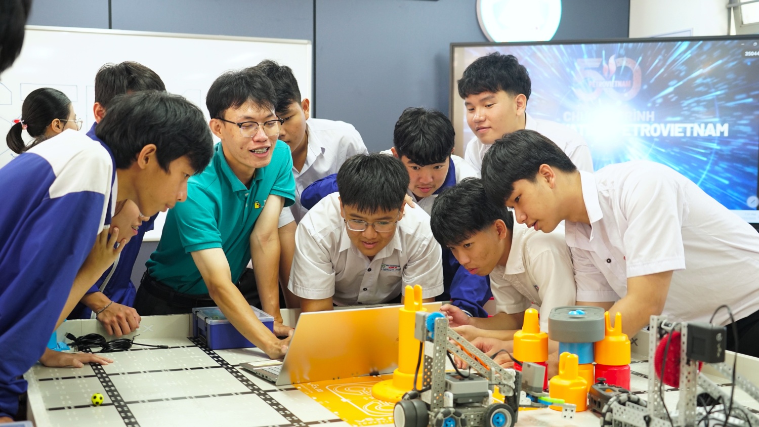 Các em học sinh hào hứng trải nghiệm các thiết bị hiện đại tại phòng STEM mới của trường.